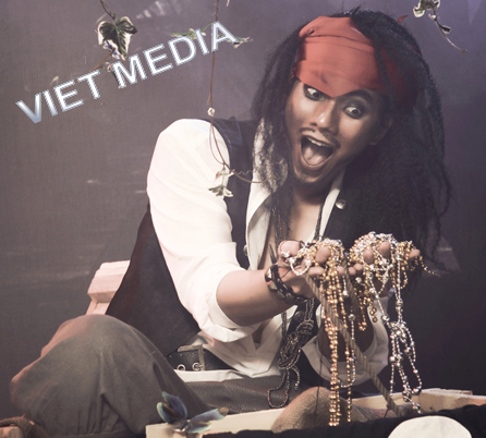 Nhan Phúc Vinh hóa thân thuyền trưởng Jack Sparrow